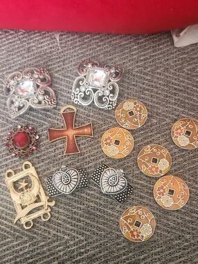 Crafters Assorted Decorative Charms And Metals